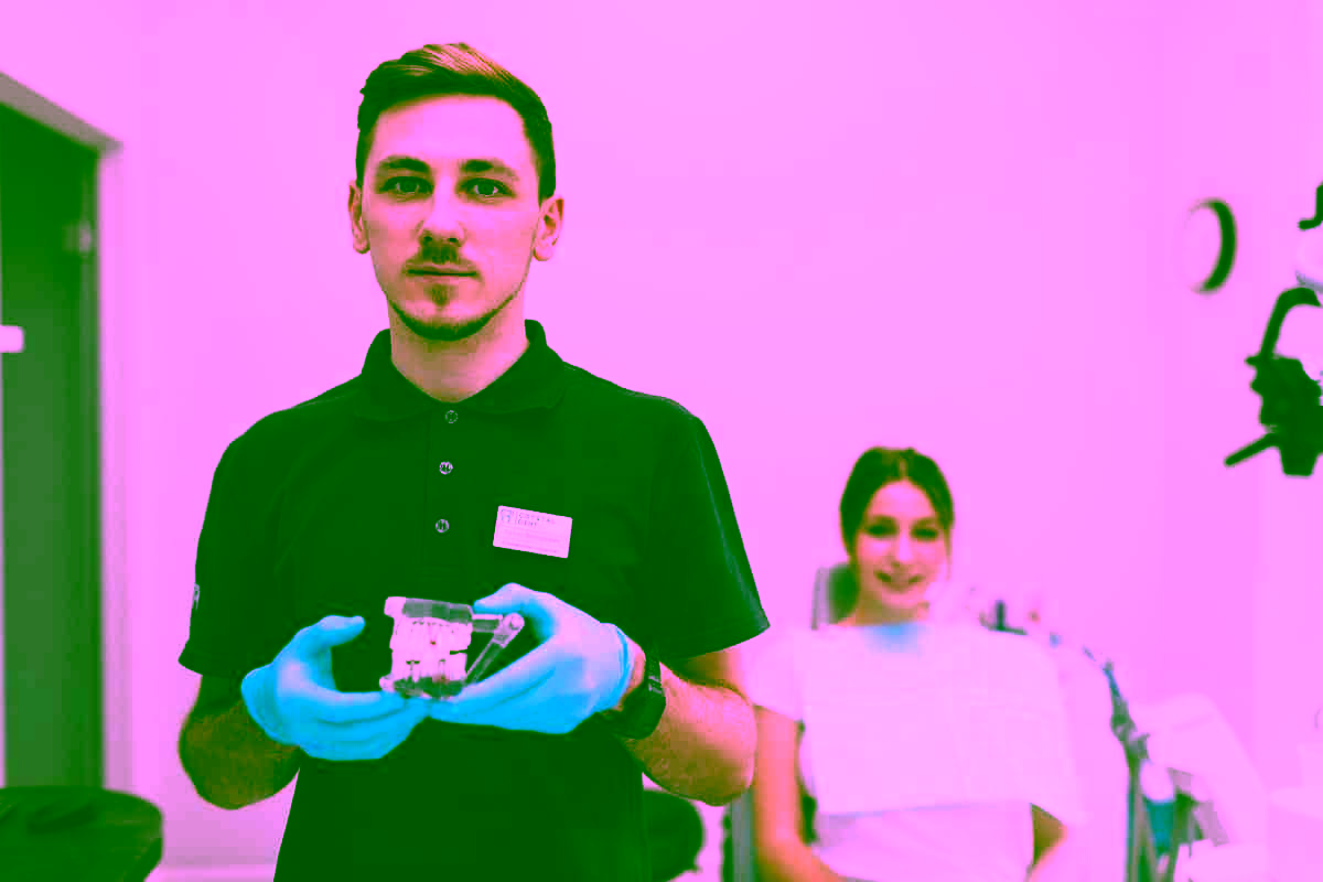 Болит зуб под пломбой: причины и что с этим делать